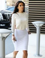 组图：卡戴珊白色紧身裙现身 内衣半露翘臀浑圆