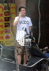 组图：林更新蒋梦婕散步吃拉面 挽胳膊轻抚背