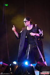 组图：苏志燮热情开秀 香港首演high翻全场