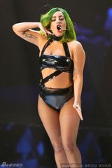 组图：Gaga演唱会现场豪放换装 爆乳网袜夺人眼