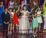 组图：雷佳唱响青奥会会歌 传递奥运精神