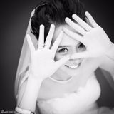 组图：戚薇李承铉婚照曝光 搞怪神情恩爱秀婚戒