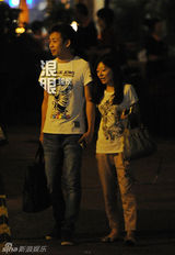 组图：张译酒吧搭讪妙龄女 聊不尽兴送其回家