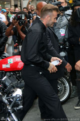 组图：贝克汉姆时装周演绎皮衣诱惑 群模簇拥