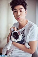 组图：袁成杰最新写真 狗狗卖萌抢镜