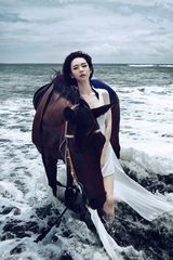 组图：戚薇夏日美腿写真曝光 策马出征世界杯