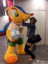 组图：宅男女神周韦彤现身德法赛场 大秀玉腿