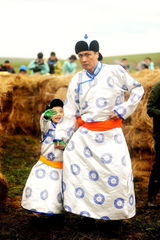 组图：《爸爸2》内蒙古大草原拍摄 萌娃受考验