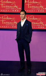 组图：帅呆！吴彦祖蜡像入馆 造型帅气长腿醒目