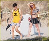 组图：林赛-罗韩透视装露啤酒肚 与友人出海狂欢