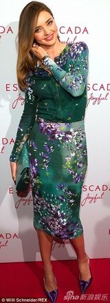 组图：米兰达红裙亮相派对 火速变装绿碎花迷人