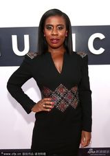 组图：阿杜巴紧身黑裙亮相 皱纹、牙缝尽显不堪