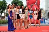组图：中国模特蹭威尼斯电影节红毯被老外围观