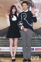 组图：《可爱的她》Rain携Krystal演浪漫爱情