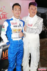 组图：梁烈唯新节目开赛车玩漂移 帅气十足