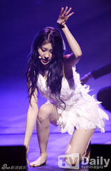 组图：韩团f(x)热舞献唱 雪莉不慎露底