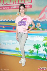 组图：佘诗曼出席活动笑林峰财多身子弱