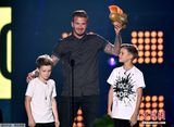 组图：贝克汉姆携爱子登台领奖惨变“小金人”