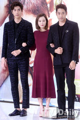 组图：韩星郑有美出席发布会 长裙显优雅