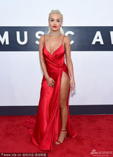 组图：瑞塔-欧拉亮眼吊带裙性感 红毯献吻卖萌