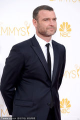 组图：列维-施瑞博尔正装亮相艾美红毯