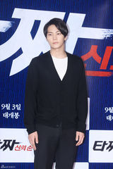 独家：崔丹尼尔宣传新片戴眼镜似哈利波特