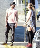 组图：魔力红亚当携超模娇妻拍MV 现场亲热拥吻