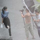 组图：林志玲学芭蕾调皮翘脚 手插口袋杂耍卖萌