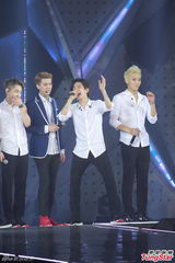 组图：EXO开唱秀广东话 喊“我爱你”示爱歌迷