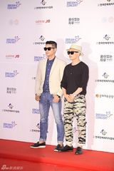 独家：韩星银赫强仁4minute等闪耀红毯