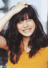 组图：日星石原里美揉头发斗鸡眼微笑频卖萌