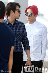 组图：韩团JYJ墨镜亮相机场 在中口罩遮面