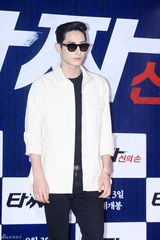 独家：崔丹尼尔宣传新片戴眼镜似哈利波特