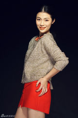 组图：李柔潼优雅毛衫亮相 红色超短裙靓丽迷人