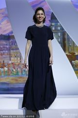 组图：戛纳影节颁奖评委会成员登台 贾樟柯鞠躬