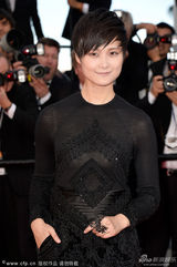 组图：李宇春黑衣裤亮相戛纳 中性风帅气