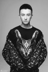 组图：新星牛骏峰时尚写真演绎雅痞小鲜肉