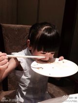 组图：田亮女儿森碟埋头狂吃惊呆叶一茜 女汉子本色再现