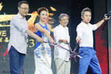 组图：柳岩宣传《四大名捕》中国风长裙秀曲线