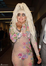 组图：Lady Gaga透视装仅遮住三点 心情大好狂送飞吻