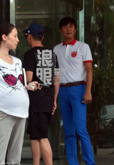 组图：郑恺带助理潮装回京  赶往饭店与友会餐