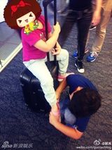 组图：石头为妹妹穿鞋 网友：妹妹好像王诗龄
