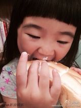 组图：Grace变吃货Joe搞怪！吴速玲带孩子野餐