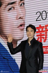 组图：宋承宪西装帅气赴沪 粉丝大呼十年前该见