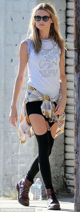 组图：魔力红亚当携超模娇妻拍MV 现场亲热拥吻