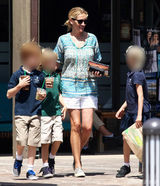 组图：朱莉娅-罗伯茨携三名子女出街 白色短裤大秀美腿