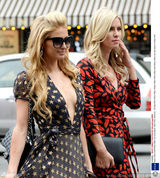 组图：想秀得有料！帕丽斯-希尔顿深V装出街露飞机场