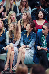 组图：赵薇亮相时装周 蔚蓝风衣肌肤水嫩