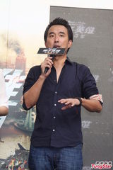 组图：萧敬腾神速写《痞子2》主题曲  张钧甯蔡岳勋揭幕海报