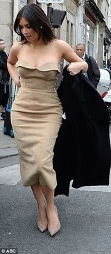 组图：卡戴珊抹胸装秀大杀器 巴黎定制婚纱